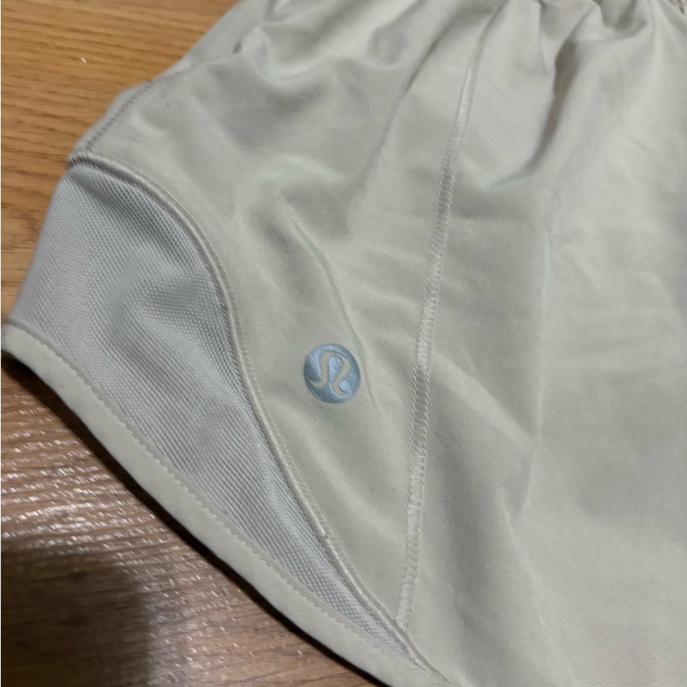 LULULEMON Cream hotty hot 2.5in Shorts - Picture 3 of 5